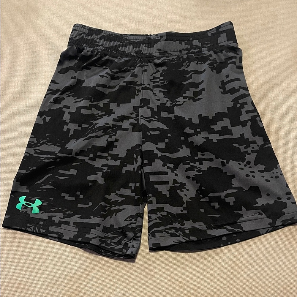 Under Armour boy sz 6 green logo digital Gray and Black Camo Shorts